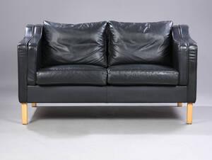 Dansk møbelproducent. To-pers. sofa, fritstående, betrukket med sort læder