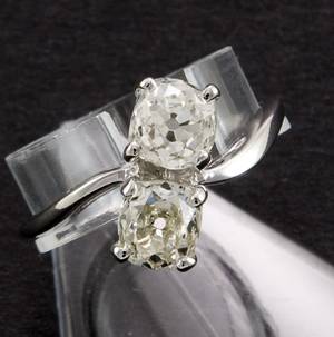Weißgoldring mit 2 Diamanten von ca. 1.08 und 0.79 ct.