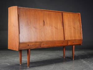 Dansk møbelproducent. Høj skænk af teaktræ