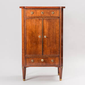 Skåp i gustaviansk stil 