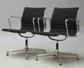 Charles Eames. Par armstole, model EA-108 2 