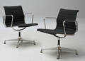 Charles Eames. Par armstole, model EA-108 2 