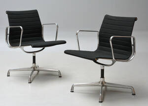 Charles Eames. Par armstole, model EA-108 2 