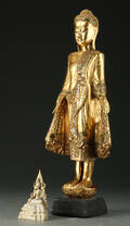 To thailandske buddha af hhv. forgyldt metal og træ, 1900-tallet 2 Denne vare er sat til omsalg under nyt varenummer 4165881
