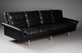 Dansk møbelproducent. Fire personers sofa af sort læder