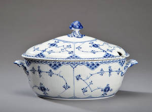 Kgl. Porcelæn. Musselmalet halvblonde terrin