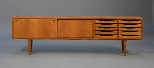 Dansk møbelproducent. Lav skænk i eg