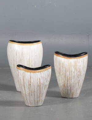 Tre hjerteformede vaser af lertøj, H. 30, 36, 42 cm 3