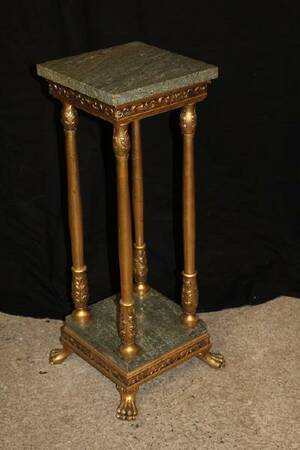 FÖRGYLLD PIEDESTAL, MARMORSKIVOR