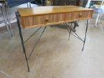 Sidebord i teak med metallben