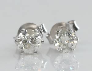 Par klassiske brillantørestikker, ca. 0.60 ct. 2