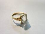 Ring 18k med sten   vikt2,2gr