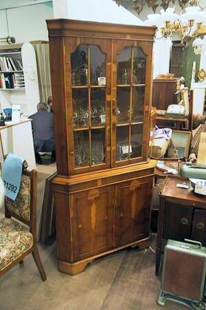 Hörnvitrinskåp, England