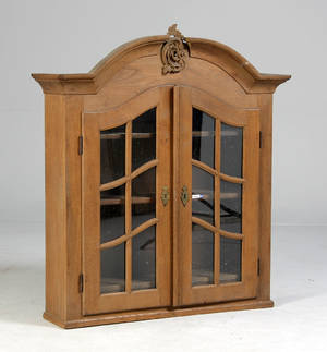 Vitrine af egetræ, 1900-tallet