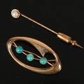 GULDSMYCKEN Brosch och pin, 18k