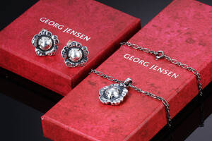 Georg Jensen smykkesæt Heritage, Årssmykket fra 2002. Halskæde, vedhæng og øreclips af sterlingsølv