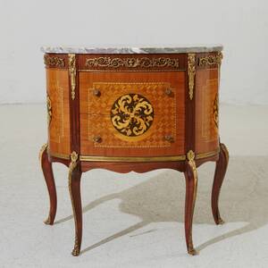 Byrå Louis XVI-stil