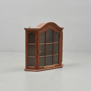 Väggvitrin, 1900-tal. Med nyckel