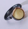 Ole Lynggaard. Lotus ring af oxideret sterlingsølv med detaljer af guld Denne vare er sat til omsalg under nyt varenummer 4590191