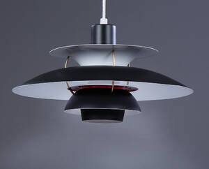 Poul Henningsen. PH5 pendel af senere mat sortlakeret metal