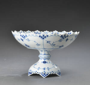 Royal Copenhagen. Musselmalet helblonde opsats nr. 1022