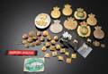 Samling politiemblemer af messing m.m. 42