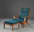 Hans J. Wegner. Lænestol og skammel, model 290A, egetræ 2