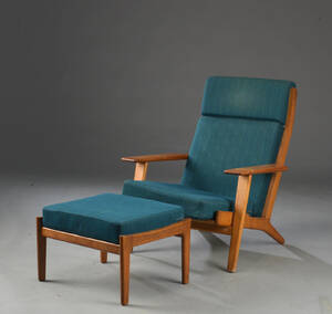 Hans J. Wegner. Lænestol og skammel, model 290A, egetræ 2