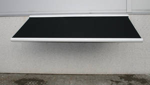 Markise 5.5 meter, lukket aluminiumskasse, motor samt fjernbetjening - sort