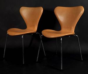 Arne Jacobsen. Ett par skinnklädda 7an stolar 2