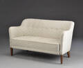 Dansk møbelproducent. To-pers sofa.