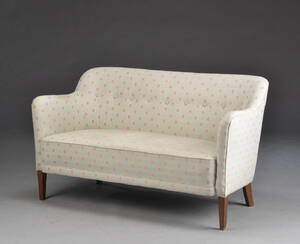 Dansk møbelproducent. To-pers sofa.