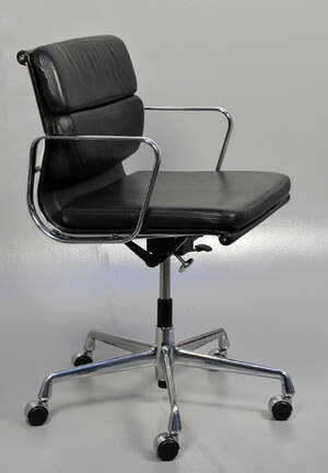Charles Eames. Soft Pad kontorstol med sort læder, model EA-217 