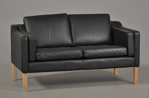 2 pers.sofa betrukket med sort læder