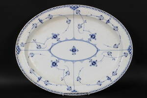 Royal Copenhagen. Musselmalet halvblonde, ovalt stegefad nr. 1535