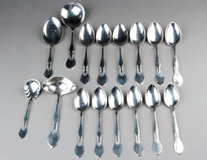 Bestik af hammerslået sølv. 16