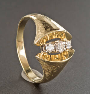 Ring mit Brillanten in Gelbgold Diese Ware steht erneut zur Auktion unter der Warennummer rnrn4561240