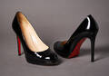 Louboutin Pumps Schwarzes Lackleder mit roter Sohle