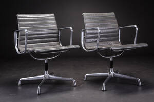 Charles Eames. Par konferencestole model EA-108 2 Denne vare er sat til omsalg under nyt varenummer 4352415
