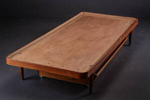 Dansk møbelproducent. Daybed af teak og fyrretræ