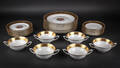 Royal Copenhagen. Service med guldkant nr. 868 25 Denne vare er sat til omsalg under nyt varenummer 4356495