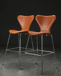 Arne Jacobsen. Par Syver barstole i cognacfarvet læder, model 3197 2 