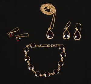 Smykkesæt med granater 7 Denne vare er sat til omsalg under nyt varenummer 4211850