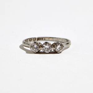 Ring i vitguld med briljanter