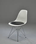 Charles Eames. Spisestol med skal af hvid plast, model DSR