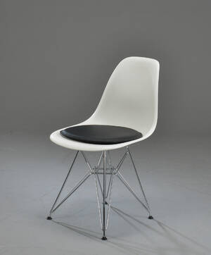 Charles Eames. Spisestol med skal af hvid plast, model DSR