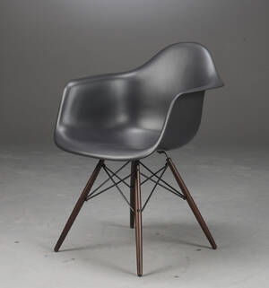 Charles Eames. Skalstol, model DSW