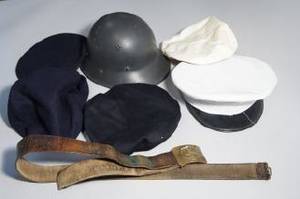 Hjälm samt diverse mössor