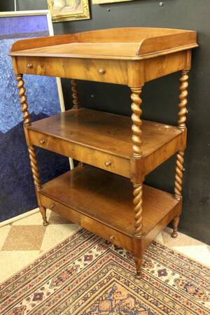 Atenien, Mahogny