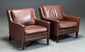 Dansk møbelproducent. To lænestole af brunt læder 
